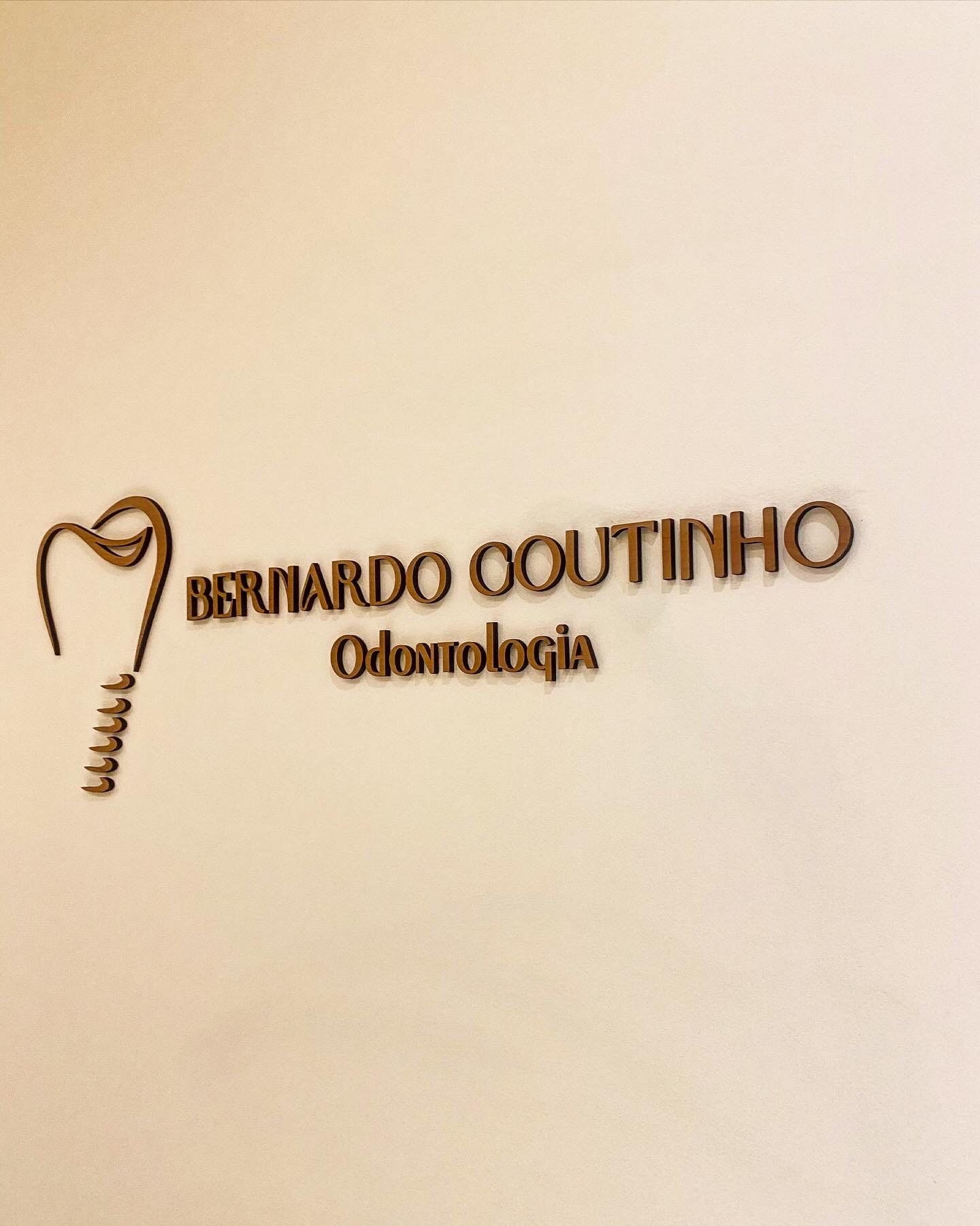 Letreiro do consultório Bernardo Coutinho Odontologia