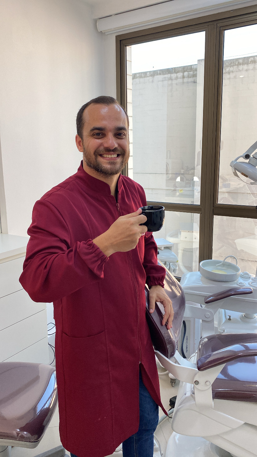 Dr. Bernardo Coutinho em seu consultório
