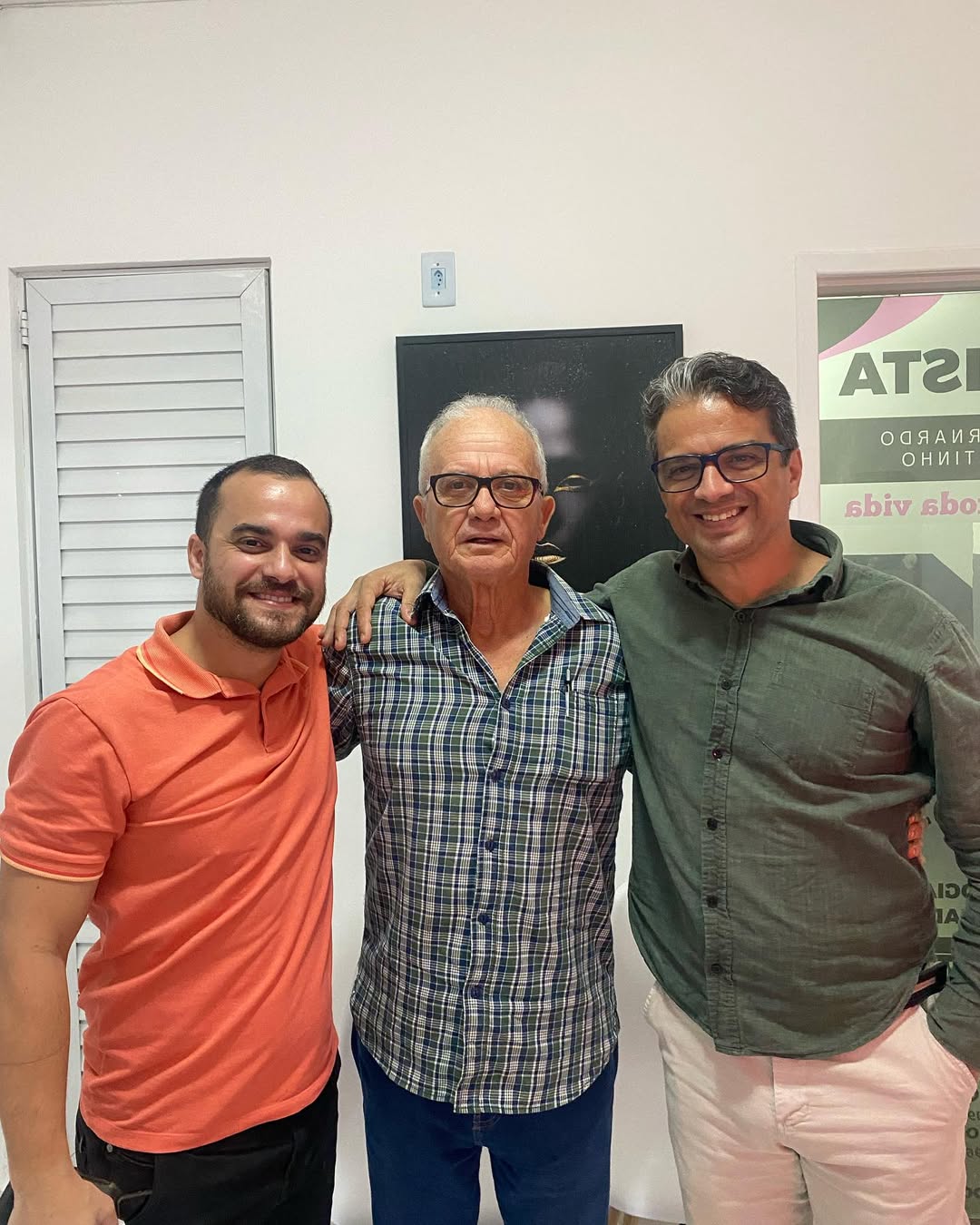 Dr. Bernardo Coutinho com seu pai e irmão no consultório